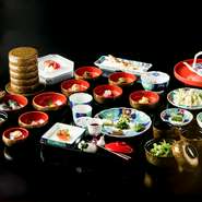 旬の味覚を仕入れ、それぞれの持ち味を活かした料理がズラリ。「山菜」や「きのこ」など、希少な食材を多彩に味わえます。古伊万里の美しさも相まって、視覚でも魅了してくれる“至極の逸品たち”です。