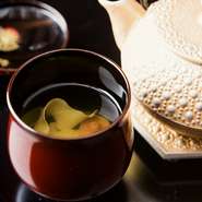 伝統食材・六浄豆腐を思う存分に堪能する一品。湯葉のようなまろやかな食感と、口の中でじゅわ～っと広がる旨みを楽しめます。シンプルながら、奥行きのある味わいと、鼻孔を抜ける出汁の香りがたまりません。