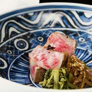 厳選された「山形牛」を日替わりの料理で堪能。時には「炭火焼き」、「すきしゃぶ」、「にぎり」など様々な調理法で、美味しい料理に昇華しています。訪れる度に異なる味わいでもてなしてくれます。