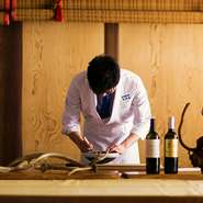 「山菜の美味しさをたくさんの人に味わってほしい。そのためにはどんな味わいが良いのか、様々な料理に挑戦しています。」と語る佐藤氏。“個性の強い山菜”を生かしたものをつくるため、試行錯誤を重ねています。