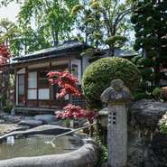 建物自体の素晴らしさはもちろんのこと、美しい日本庭園も楽しめます。冬には雪で薄化粧、秋には紅葉と四季折々の景観で魅了してくれます。日頃の喧騒から離れ、ゆったりとした非日常なひと時を過ごせます。
