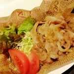 醤油麹に漬け込んだ豚肉のしょうが焼きです。
豚肉には疲労回復や倦怠感を緩和させる効能があります。
しょうがの成分は殺菌力があり体を温める効果もあります。体温が上がると免疫も活性化されます。