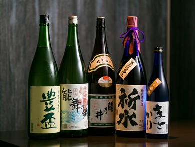 酒処の名に見合うよう、甘口から辛口まで日本酒は充実の品揃え