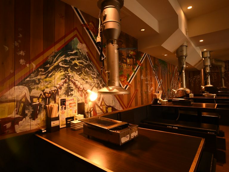 ダークブラウンを基調としたスタイリッシュな空間