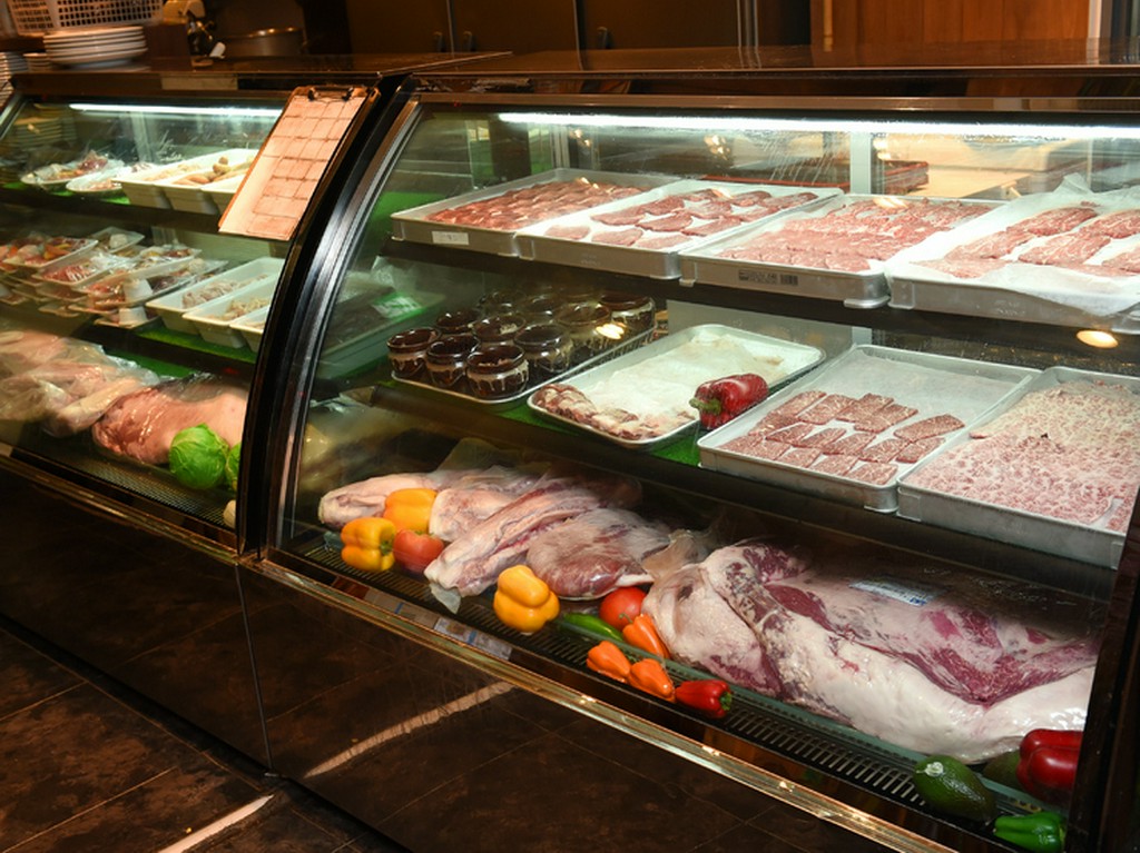 契約業者より、各地の黒毛和牛を大きなブロックで厳選仕入れ