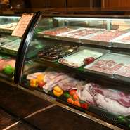 ブロックで仕入れ、お店で職人が手間隙かけて捌くため、高級な部位も非常に低価格でのお届けを可能としております。神戸牛をメインに近江牛・松阪牛・その他各地の黒毛和牛を仕入れ、食べ放題の域を超えてご提供。