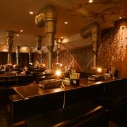 スタイリッシュな空間には個室も完備。リーズナブルなお値段で良質な肉をお楽しみいただけますので、家族の団欒にいかがですか。観光などでいらっしゃった府外からのお客様にもご好評いただいております。