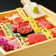 ～食べ方のご提案～
京都肉に徹底的にこだわり厳選した肉を、余すことなく召し上がっていただきたい。その想いから、兆では、その日仕入れた食材を人数分ご注文いただける「おまかせ」スタイルをご用意しています。