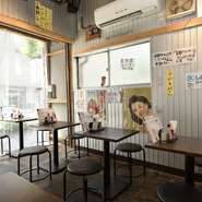 居酒屋としては珍しい銀色の板を貼った壁が特徴的な【やまぐち】。昭和風のポスターも貼ってあって、ノスタルジックな風情が漂います。お一人から4名程度の少人数で特に利用しやすいお店です。