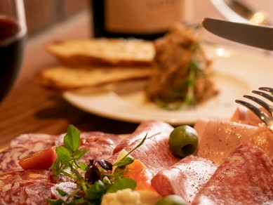 難波の裏通りの大人の隠れ家。落ち着いた時間が流れます。