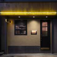 千日前通からなんば裏座に入ってすぐ、ひっそりと佇むイタリア料理店。店内に入るとそこはまるでイタリアの本場オステリアを思わせる雰囲気。木の温もり溢れる一枚板のカウンター、レンガ造りの落ち着いた印象です。