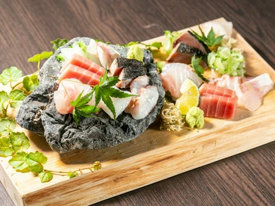 魚の種類は仕入れ次第。それぞれの魚の最も美味しいタイミングで提供される『本日の鮮魚5種盛り合わせ』