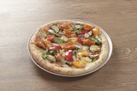 モッツァレラチーズとバジルソースのシンプルなピザ