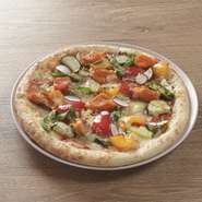 モッツァレラチーズとバジルソースのシンプルなピザ
ピザの王道！
＜もちもちナポリ生地＞