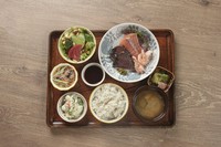 麦ごはん
ミニサラダ
味噌汁
日替わり
小鉢3種