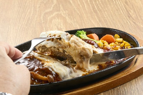 こだわりのチーズたっぷりハンバーグ
