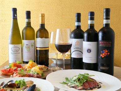 ワインは100%イタリア産。個性的な味が揃い、自然派ワインも