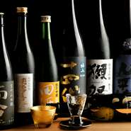 日本酒は全国から厳選して仕入れられており、有名どころが40種ほど常備されています。料理は、日本酒に合うつまみがメイン。ゆったりと酒を味わえるのが日本酒好きには嬉しい限りです。