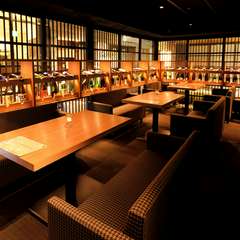 日常を忘れて過ごせる、日本酒に囲まれたモダンな空間