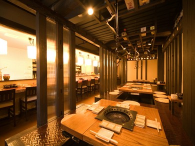 木のぬくもりに囲まれたほっとする空間で、旬の料理を堪能