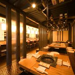 職場の仲間や気の合う友人と、囲炉裏を囲んで美酒に酔いしれる