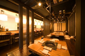 職場の仲間や気の合う友人と、囲炉裏を囲んで美酒に酔いしれる