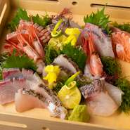 その日に入ったおすすめの魚を、ボリュームたっぷりに盛り付けた『お刺身盛り合わせ』。漁港より直送されたバラエティ豊かな鮮魚を、1年を通して味わえます。料理人もおすすめする、お店自慢の逸品です。