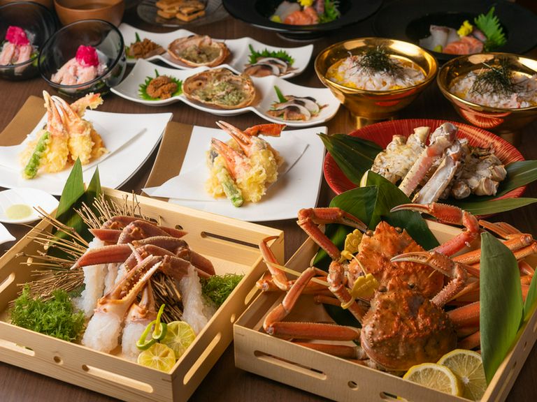 バラエティ豊かなカニ料理に舌鼓。カニを思う存分満喫する『カニづくしコース』