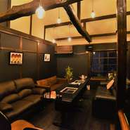 町屋のハリを残して改装した店なので、2階の個室は天井が高く、のびのびとした解放感を楽しめます。また、2階は個室のみのフロア。周囲のざわつきを気にすることなく、ゆったり過ごせます。４人～12人まで収容。