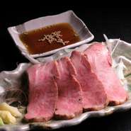 シンプルに塩、さっぱりとしたタレ、それぞれでお召し上がりいただく旨い肉。くつろげる雰囲気とこだわりのお肉とこだわりのお酒。肉好きが集まる今注目のお店です。