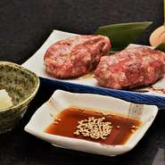 峯野牛の旨みの濃い赤身と上品な味わいの霜降りを同時に味わえる逸品。鮮度抜群な肉を使用しているのでレアでいただくのがおススメ。峯野牛本来の旨みを堪能できます。40g 350円、80g 650円