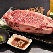 大自然の中の牧場でのびのび育った峯野牛。そのサーロインは、とろけるように柔らかく、肉の味がしっかりしています。脂がさっぱりしているため、ガッツリ食べてももたれないのも嬉しい。90g 2000円120g 3000円