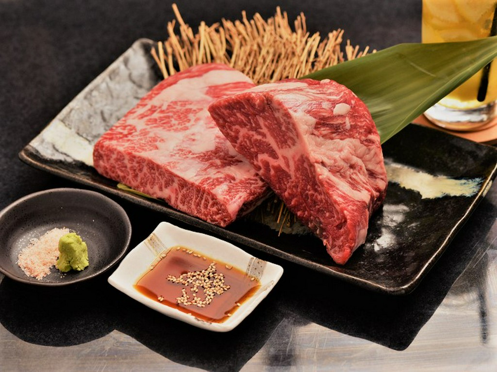 峯野牛の希少部位『サンカクバラ』（左）『トモサンカク』（右）