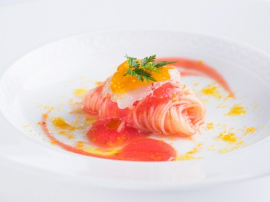 トマトの酸味と甘み、海老の旨みが溶け合う『北海道産縞海老とカラスミの冷製カッペリーニ』