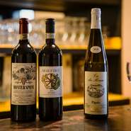 約100種が揃うワインはすべてイタリア産。北から南まで、幅広い地域を網羅しますが、とくに土着品種のブドウを使ったワインにこだわります。年に一度の現地研修がきっかけで付き合い始めたワイナリーも多くいます。