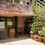 目黒駅から歩いて5分ほどの場所にありながら、周囲は飲食店も見当たらない住宅地。食事を終えた後、駅へと向かう静かな道のりが、ゲストに幸せの余韻を残します。