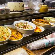 本当のイタリア料理を提供すること。それがこの店の開店時からのテーマで、グランドメニューもオープン当時のまま。年に数回は渡伊し、シェフ自ら現地の味に触れ合うことで本場の味を再現します。