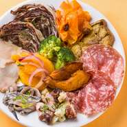 カジキの燻製やヒシコイワシのマリネ、トレビスのオーブン焼きなど、おまかせ10品がひと皿に。入口近くのショーケースから好みの品の指定もOK。品数を5種類にして1品の量を増やすなどのリクエストも可能です。