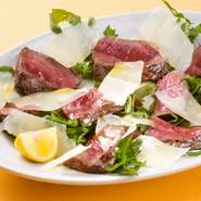 今日は島根の松永牛の内もも肉をタリアータに。炭火で休ませながらじっくりと焼いて、塩、コショウのみでシンプルに味付け、パルミジャーノ・レッジャーノをたっぷりとかけました。赤身の旨みをお楽しみください。