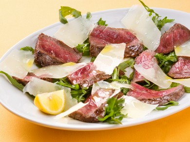 サシの少ない、内もも肉をシンプルに焼く『牛モモのタリアータ』