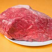 現地と同じ味を出すことが私の信条です。牛肉は国産牛を使いますが、あえてサシの少ないA3ランクの肉を仕入れます。今日は島根の松永牛でしたが、銘柄にはこだわらず、噛んでこそ美味しい肉をお出しいたします。