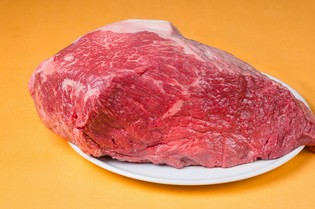 噛んでこそ旨みあふれる、サシの少ないA3ランクの国産牛を使用