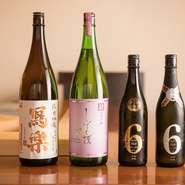 日本酒は10種ほどの定番に、スポットで仕入れる酒を含めた約25種類をセレクト。刺し身と合わせたいキレのある「日高見」、脂のある料理と相性がよい「新政」など、さまざまなタイプの日本酒が揃います。