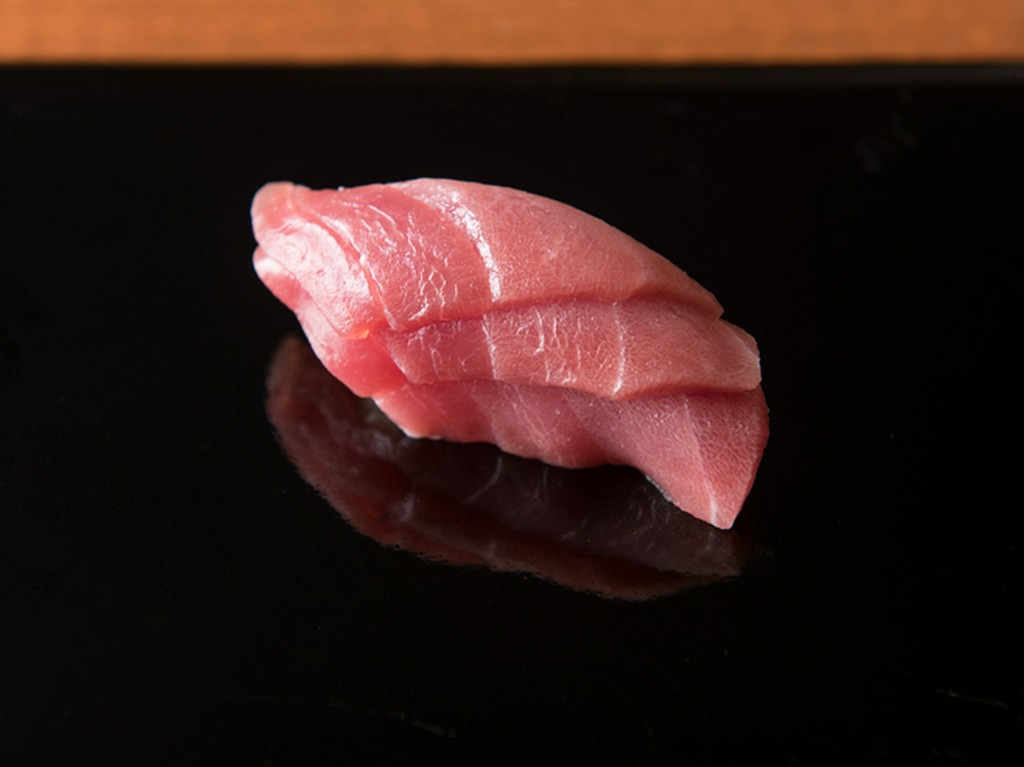 薄めの切り身を3枚漬けにすることで、滑らかな食感を引き出した『中トロ』