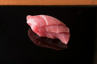 薄めの切り身を3枚漬けにすることで、滑らかな食感を引き出した『中トロ』