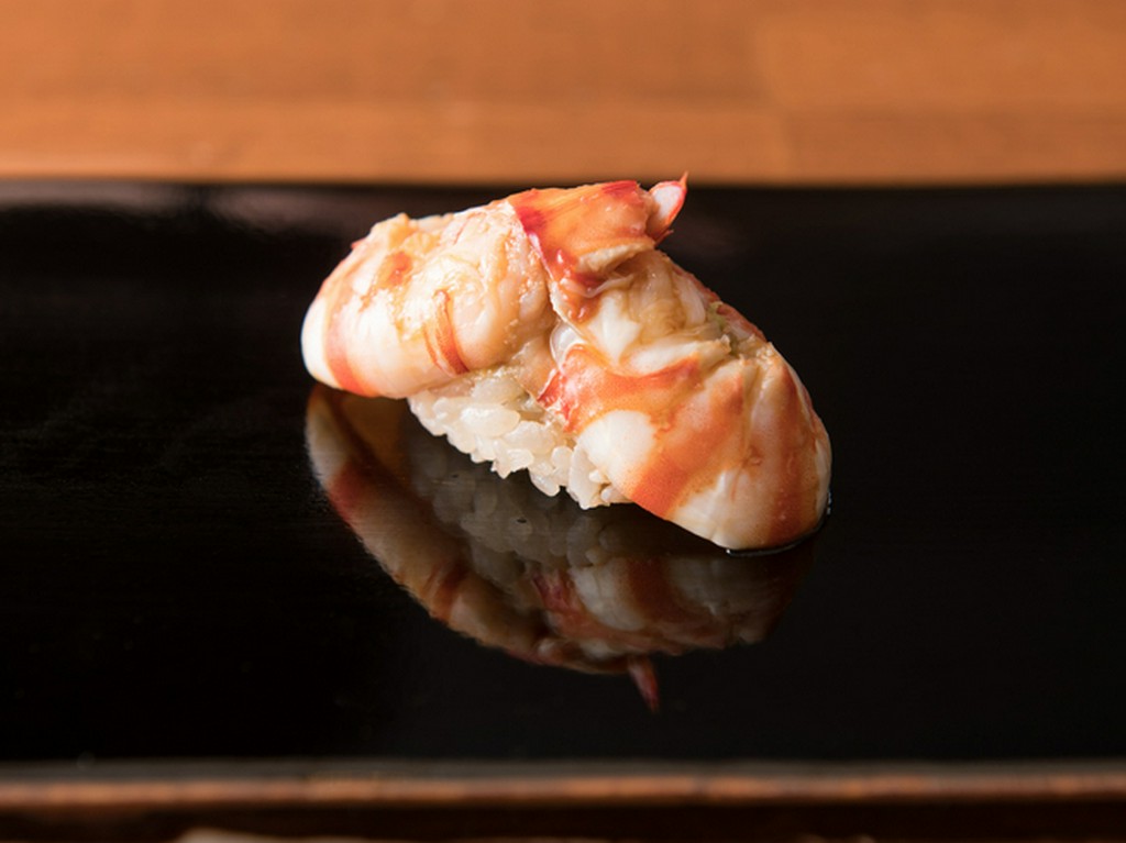 シャリとの間にズワイガニのカニ味噌を忍ばせた『車海老』　