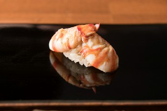 シャリとの間にズワイガニのカニ味噌を忍ばせた『車海老』　