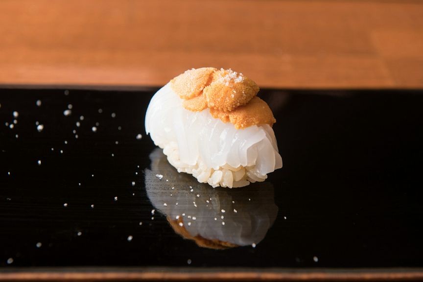 細かく包丁を入れ、ふわりと柔らかな食感を強調した『アオリイカ』