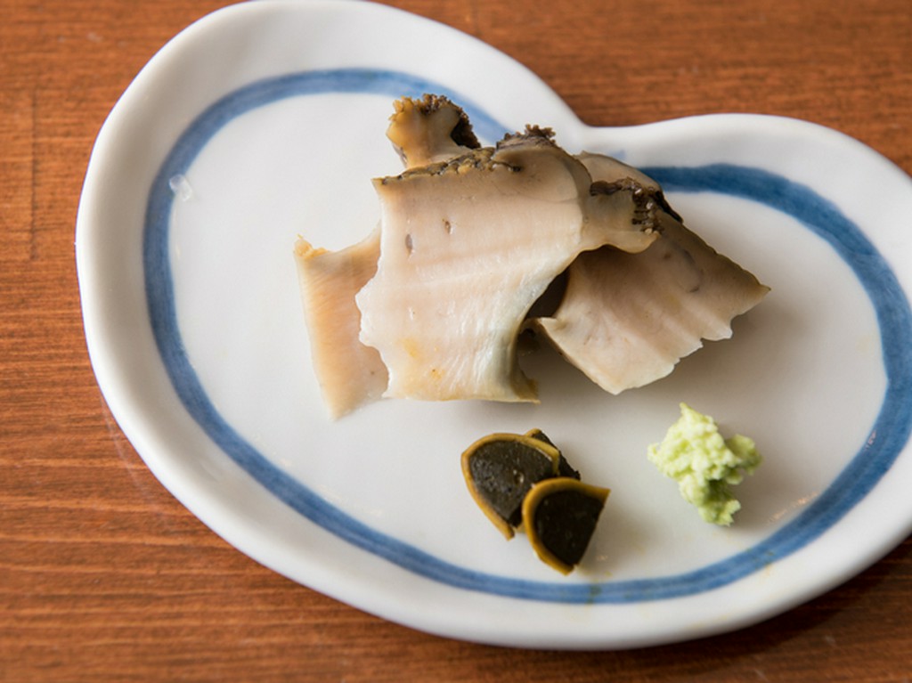 ほんのりとした塩気にアワビの旨みと磯香が混じり合う『蒸し鮑』