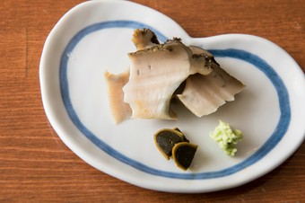 ほんのりとした塩気にアワビの旨みと磯香が混じり合う『蒸し鮑』